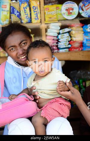 Eine madagassische Frau mit ihrem Baby. Foto aufgenommen in der Region Ambohimanga im Zentrum Madagaskars. Stockfoto