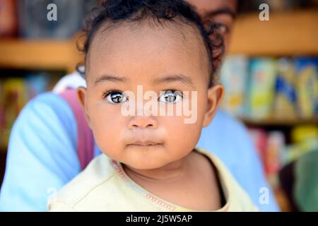 Eine madagassische Frau mit ihrem Baby. Foto aufgenommen in der Region Ambohimanga im Zentrum Madagaskars. Stockfoto