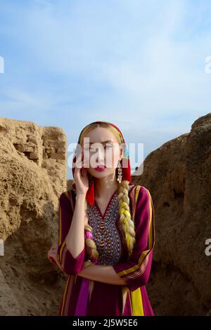 Turkmenisch Mädchen In Rosa Kleid Stockfoto