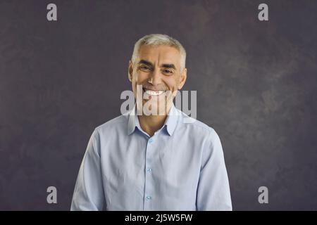 Porträt eines lächelnden kaukasischen Mannes mittleren Alters Blick auf die Kamera Stockfoto