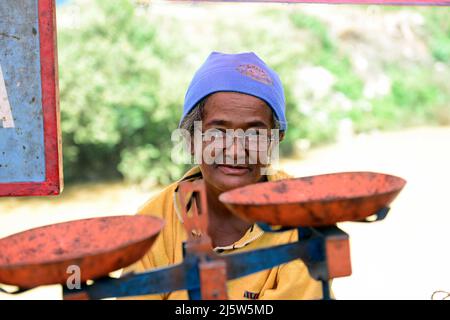 Porträt einer madagassischen Frau, aufgenommen auf einem lokalen Markt in der Ambohimanga-Region im Zentrum Madagaskars. Stockfoto