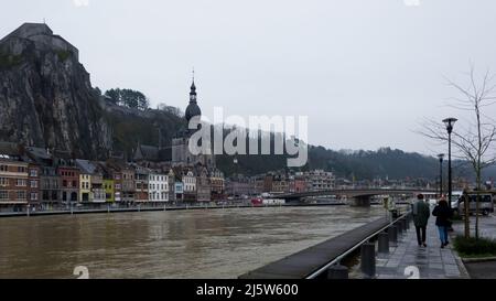 Stadtlandschaft von Dinant, einer Stadt und Gemeinde Walloniens in der Provinz Namur am Ufer des Flusses Meuse an einem kalten Wintermorgen Stockfoto