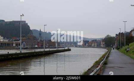 Stadtlandschaft von Dinant, einer Stadt und Gemeinde Walloniens in der Provinz Namur am Ufer des Flusses Meuse an einem kalten Wintermorgen Stockfoto