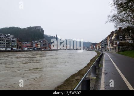 Stadtlandschaft von Dinant, einer Stadt und Gemeinde Walloniens in der Provinz Namur am Ufer des Flusses Meuse an einem kalten Wintermorgen Stockfoto