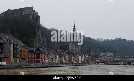 Stadtlandschaft von Dinant, einer Stadt und Gemeinde Walloniens in der Provinz Namur am Ufer des Flusses Meuse an einem kalten Wintermorgen Stockfoto