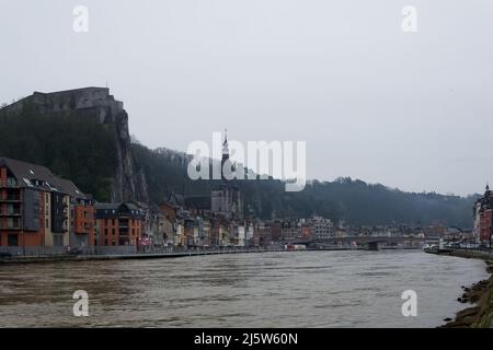 Stadtlandschaft von Dinant, einer Stadt und Gemeinde Walloniens in der Provinz Namur am Ufer des Flusses Meuse an einem kalten Wintermorgen Stockfoto