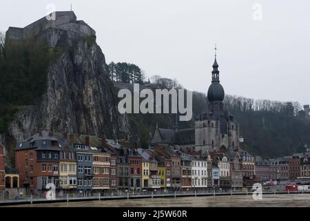 Stadtlandschaft von Dinant, einer Stadt und Gemeinde Walloniens in der Provinz Namur am Ufer des Flusses Meuse an einem kalten Wintermorgen Stockfoto