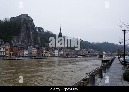 Stadtlandschaft von Dinant, einer Stadt und Gemeinde Walloniens in der Provinz Namur am Ufer des Flusses Meuse an einem kalten Wintermorgen Stockfoto