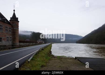 Blick auf das Ufer der Maas in Belgien mit dem Schloss Freÿr auf der linken Seite, einem der wichtigsten Kulturdenkmäler Walloniens Stockfoto