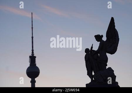 Berlin, Deutschland. 26. April 2022. Blick auf eine Skulptur auf der Burgbrücke und den Fernsehturm am frühen Morgen. Quelle: Jörg Carstensen/dpa/Alamy Live News Stockfoto