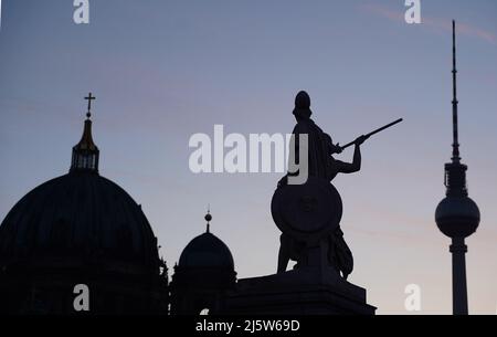 Berlin, Deutschland. 26. April 2022. Blick auf den Dom, eine Skulptur auf der Burgbrücke und den Fernsehturm am frühen Morgen. Quelle: Jörg Carstensen/dpa/Alamy Live News Stockfoto