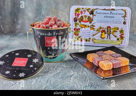 Französische Marmelade in Form von Kugeln und Quadraten auf Teller und Eimer. Stockfoto