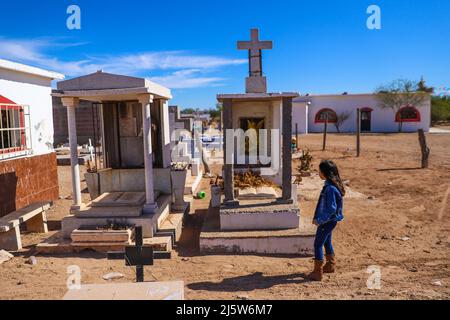 Grabsteine, Kreuze und Erdgräber auf dem Friedhof, Pantheon im Paredón Colorado oder Paredón Viejo ist ein ranchería in der Gemeinde Benito Juárez, im Süden des mexikanischen Bundesstaates Sonora, Mexiko. An den Ufern der Bucht von Tóbari. Es erhält Tourismus aus Valle del Yaqui, Navojoa und Bacobampo. (Foto von Luis Gutierrez/Norte Photo) Lapidas cruces y Tumbas de tierra en el cementerio, panteon en el Paredón Colorado oder Paredón Viejo ist ein ranchería in der Gemeinde Benito Juárez, im Süden des mexikanischen Bundesstaates Sonora, Mexiko. A las orillas la Bahía del Tó Stockfoto