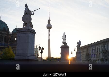 Berlin, Deutschland. 26. April 2022. Sonnenaufgang mit Blick auf den Fernsehturm. Quelle: Jörg Carstensen/dpa/Alamy Live News Stockfoto