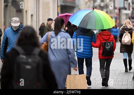 Köln, Deutschland. 05. April 2022. Menschen, die durch eine Einkaufsstraße laufen. Symbol Bild Kredit: Federico Gambarini/dpa/Alamy Live Nachrichten Stockfoto
