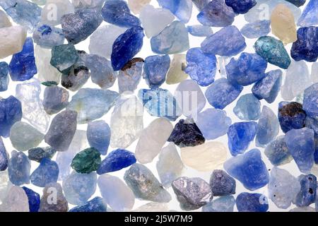 Nahaufnahme natürliche rauhe burmesische blaue Saphire Edelstein Hintergrund Stockfoto