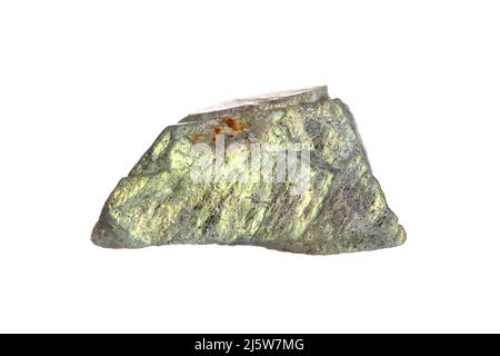 Nahaufnahme natürlicher grober grüner Labradorit (Feldspat Mineralgruppe) Stein auf weißem Hintergrund Stockfoto