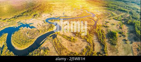 Luftaufnahme Green Forest Woods Und Flusslandschaft Im Sonnigen Sommertag. Top Blick Auf Die Schöne Europäische Natur Von High Attitude In Der Saison. Drohnenansicht Stockfoto