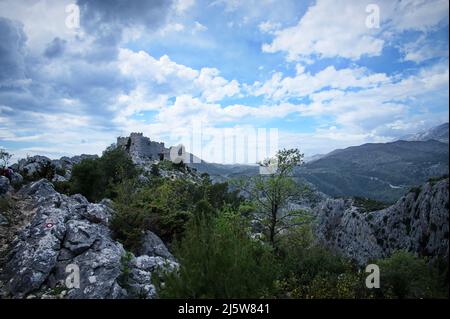 Mittelalterliche Festung auf dem Gipfel des felsigen Berges in Kroatien Stockfoto