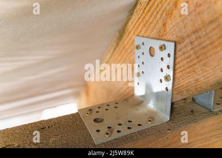 Stahlverstärkte Ecke. Befestigen der Dachsparren an der unteren Nahaufnahme Stockfoto
