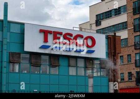 Derry, Großbritannien, 13. April 2022: Tesco in Derry, Nordirland Stockfoto