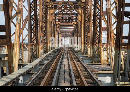 Alte Eisenbahnstahlbrücke. Eisenbahn auf der Long Bien Bridge in Hanoi, Vietnam. Es ist eine historische Freischwinger-Brücke über den Red River. Gebaut von French Colon Stockfoto