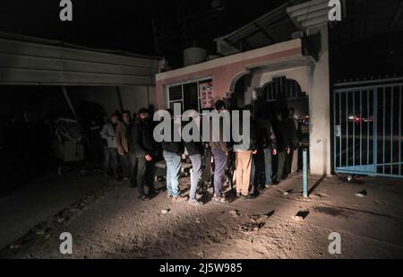 Beit Hanoun, Palästina. 25. April 2022. Palästinensische Arbeiter warten auf der letzten Station in Beit Hanun im nördlichen Gazastreifen, bevor sie Israel über den Erez Grenzübergang erreichen, um zu arbeiten.Quelle: SOPA Images Limited/Alamy Live News Stockfoto