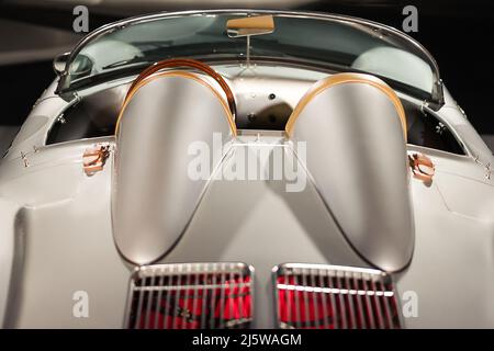 Porsche 550 Spyder Oldtimer-Sport-Rennen Luxus-Auto auf Automobilausstellung in Baku, Aserbaidschan - april, 12,2017. Stockfoto