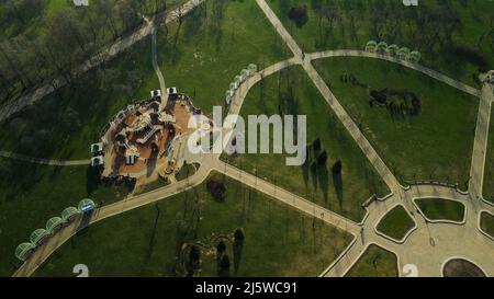 Fußgängerwege im Stadtpark. Flug über den Spring City Park. Luftaufnahmen. Stockfoto