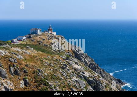 Blick auf den Leuchtturm von Cape Finisterre an der Costa da Morte oder die Todesküste von Fisterra, Coruna, Spanien Stockfoto