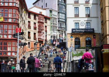 Blick auf das Archäologische Museum von Bilbao und die Treppen der Calzadas de Mallona voller Menschen, Bilbao, Biskaya, Baskenland, Euskadi, Euskal Stockfoto