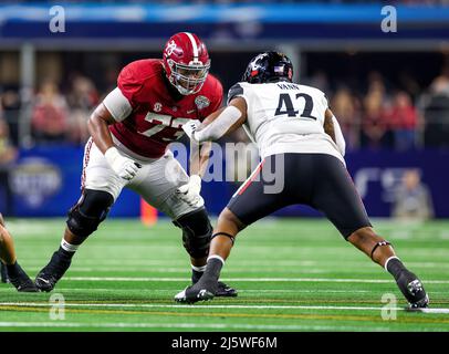 Arlington, TX, USA. 31. Dez 2021. Der Offensivlineman Evan Neal (73) von Alabama Crimson Tide blockiert den Abwehrlineman Malik Vann (42) von Cincinnati Bearcats während des Goodyear Cotton Bowl-Spiels zwischen der Alabama Crimson Tide und den Cincinnati Bearcats am 31. Dezember 2021 im AT&T Stadium in Arlington, Texas. (. Kredit: csm/Alamy Live Nachrichten Stockfoto