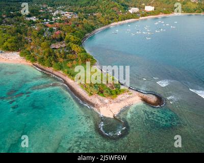 Wunderschöne Landschaft am Senggigi Beach, Insel Lombok malerischer Reisezielstrand mit kristallklarem Wasser und Kokospalmen - in der Nähe von Bali, Indonesien Stockfoto