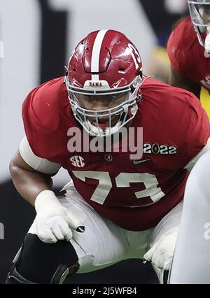 (DATEI FOTOS).Ex Alabama Crimson Tide Offensive Tackle (73) Evan Neal soll im NFL Draft 2022 in die Top 5 gehen, hier ist er am 1. Januar 2021 im Vergleich zu Notre Dame Fighting Irish zu sehen, der NFL Draft wird am 28. April in Las Vegas, Nevada, stattfinden. 2022.( Stockfoto