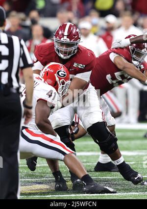 (DATEI FOTOS).Ex Alabama Crimson Tide Offensive Tackle (73) Evan Neal soll im NFL Draft 2022 in die Top 5 gehen, hier ist er am 1. Januar 2021 im Vergleich zu Notre Dame Fighting Irish zu sehen, der NFL Draft wird am 28. April in Las Vegas, Nevada, stattfinden. 2022.( Stockfoto