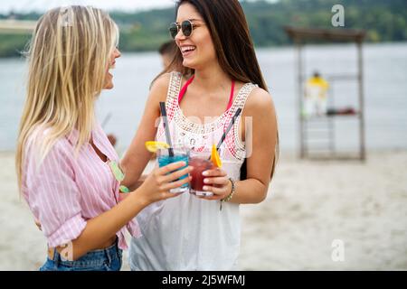 Eine Gruppe junger Freunde, die Spaß am Strand auf der Ferienparty haben. Menschen Glück Konzept Stockfoto