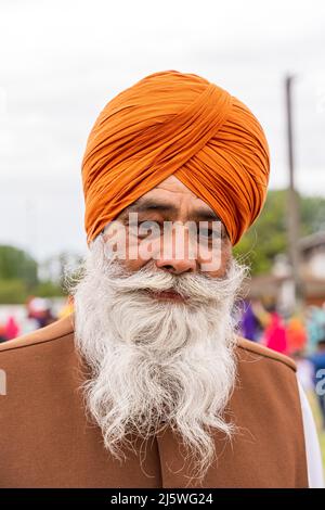 CREMONA, ITALIEN - 2022. APRIL: Reifer Mann der Sikh-Monotheismus-Religion in Prozession durch das Frühlingsfest Vaisakhi in Cremona. Das Sikh-Festfest Stockfoto