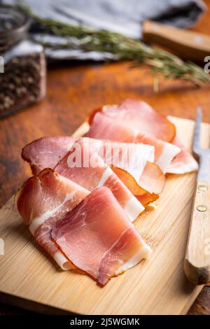 schwarzwald-Schinken in Scheiben geschnitten. Getrockneter Schinken auf einem Schneidebrett. Stockfoto
