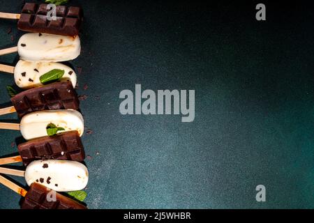 Schokolade- und Vanillepopsicles, klassischer dunkelbrauner Kakao und Milcheis-Lolly-Pops. Stapel von verschiedenen Eis-Lollies flach Draufsicht CO Stockfoto