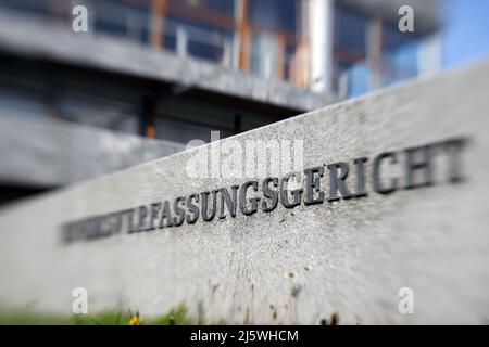 Karlsruhe, Deutschland. 26. April 2022. Außenaufnahme des Bundesverfassungsgerichts mit dem Schriftzug „Bundesverfassungsgericht“ (Aufnahme mit Lensbaby-Linse). Der erste Senat plant, am 26. April 2022 sein Urteil zum bayerischen Verfassungsschutzgesetz bekannt zu geben. Quelle: Uli Deck/dpa/Alamy Live News Stockfoto