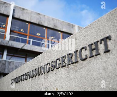 Karlsruhe, Deutschland. 26. April 2022. Außenaufnahme des Bundesverfassungsgerichts mit dem Schriftzug „Bundesverfassungsgericht“. Der erste Senat plant, am 26. April 2022 sein Urteil zum bayerischen Verfassungsschutzgesetz auszusprechen. Quelle: Uli Deck/dpa/Alamy Live News Stockfoto