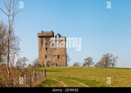 Der Clackmannan Tower ist ein fünfstöckiges Turmhaus, das sich auf dem Gipfel des King's Seat Hill in Clackmannan, Clackmannanshire, Schottland, befindet Stockfoto