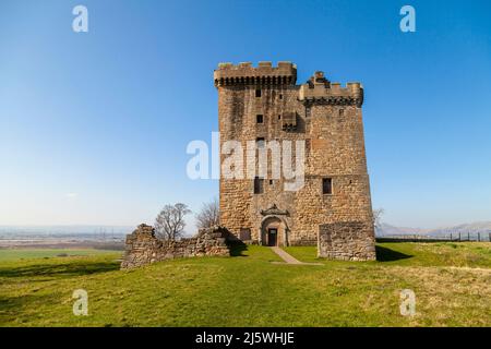 Der Clackmannan Tower ist ein fünfstöckiges Turmhaus, das sich auf dem Gipfel des King's Seat Hill in Clackmannan, Clackmannanshire, Schottland, befindet Stockfoto