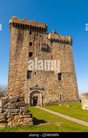 Der Clackmannan Tower ist ein fünfstöckiges Turmhaus, das sich auf dem Gipfel des King's Seat Hill in Clackmannan, Clackmannanshire, Schottland, befindet Stockfoto