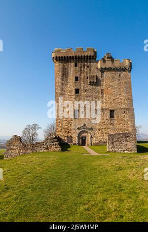 Der Clackmannan Tower ist ein fünfstöckiges Turmhaus, das sich auf dem Gipfel des King's Seat Hill in Clackmannan, Clackmannanshire, Schottland, befindet Stockfoto