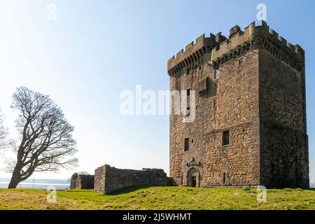 Der Clackmannan Tower ist ein fünfstöckiges Turmhaus, das sich auf dem Gipfel des King's Seat Hill in Clackmannan, Clackmannanshire, Schottland, befindet Stockfoto