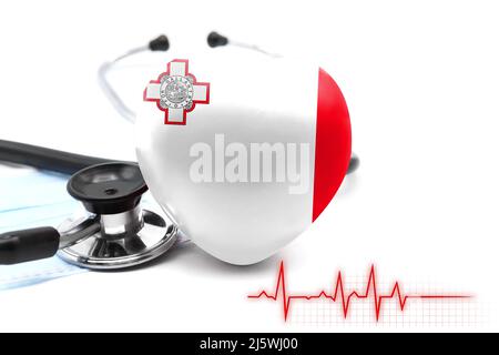 Flagge Maltas in Form eines Herzens neben einem Stethoskop, dem Konzept des Weltgesundheitssystems Stockfoto
