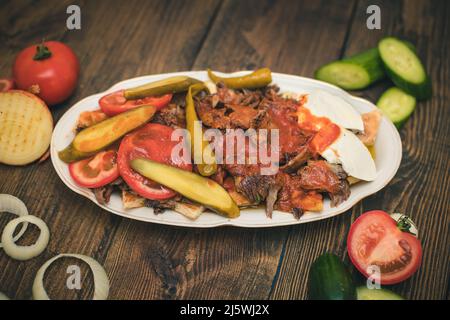 türkische Nationalgerichte sind iskender oder iskender Kebab mit Joghurt und Kräutern. Stockfoto