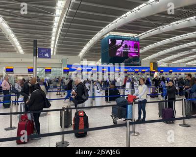 Foto vom 23/04/22 von Passagieren, die sich bei Abflügen am Terminal 5 des Flughafens Heathrow, West-London, anstehen, um Gepäck einzuchecken. Der Flughafen Heathrow hat angekündigt, dass er auch im Jahr 2022 Verluste machen wird, da „der Stand nach wie vor sehr volatil ist“. Ausgabedatum: Dienstag, 26. April 2022. Stockfoto