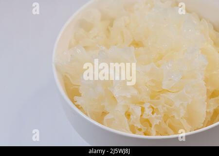 Schale aus rehydriertem Schnee oder weißem Pilz, Tremella fuciformis, verzehrfertig, auf weiß Stockfoto